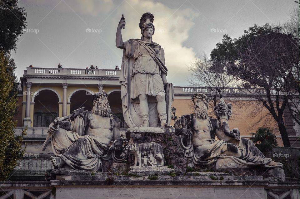 Estatua de la diosa Roma, Piazza del Popolo (Rome - Italy)