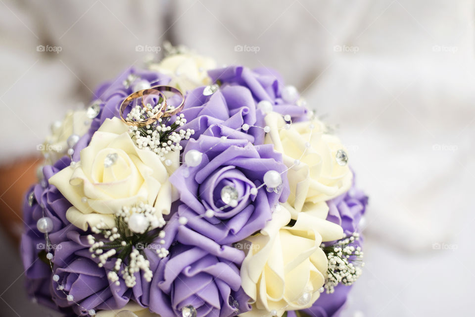 Bride bouquet and rings