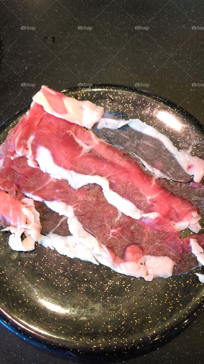 A dish of raw slice pork prepare before cook.