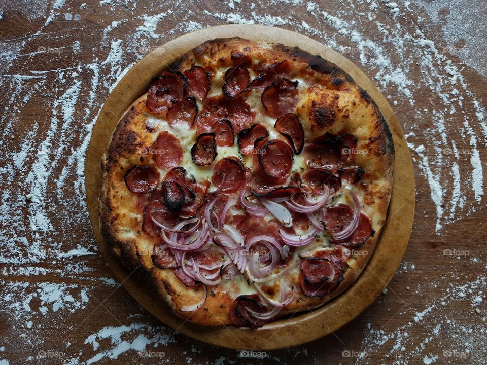 Pizza Calabresa, deliciosamente torrada