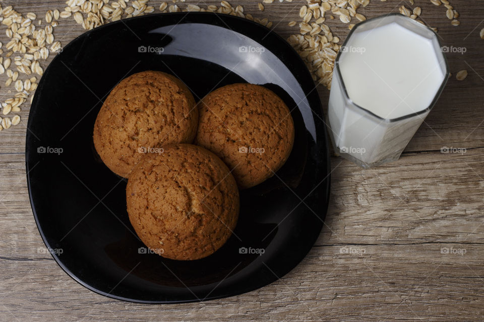 Outmeal cookies and milk