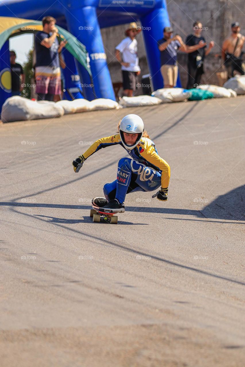 skatista descendo a ladeira em campeonato.