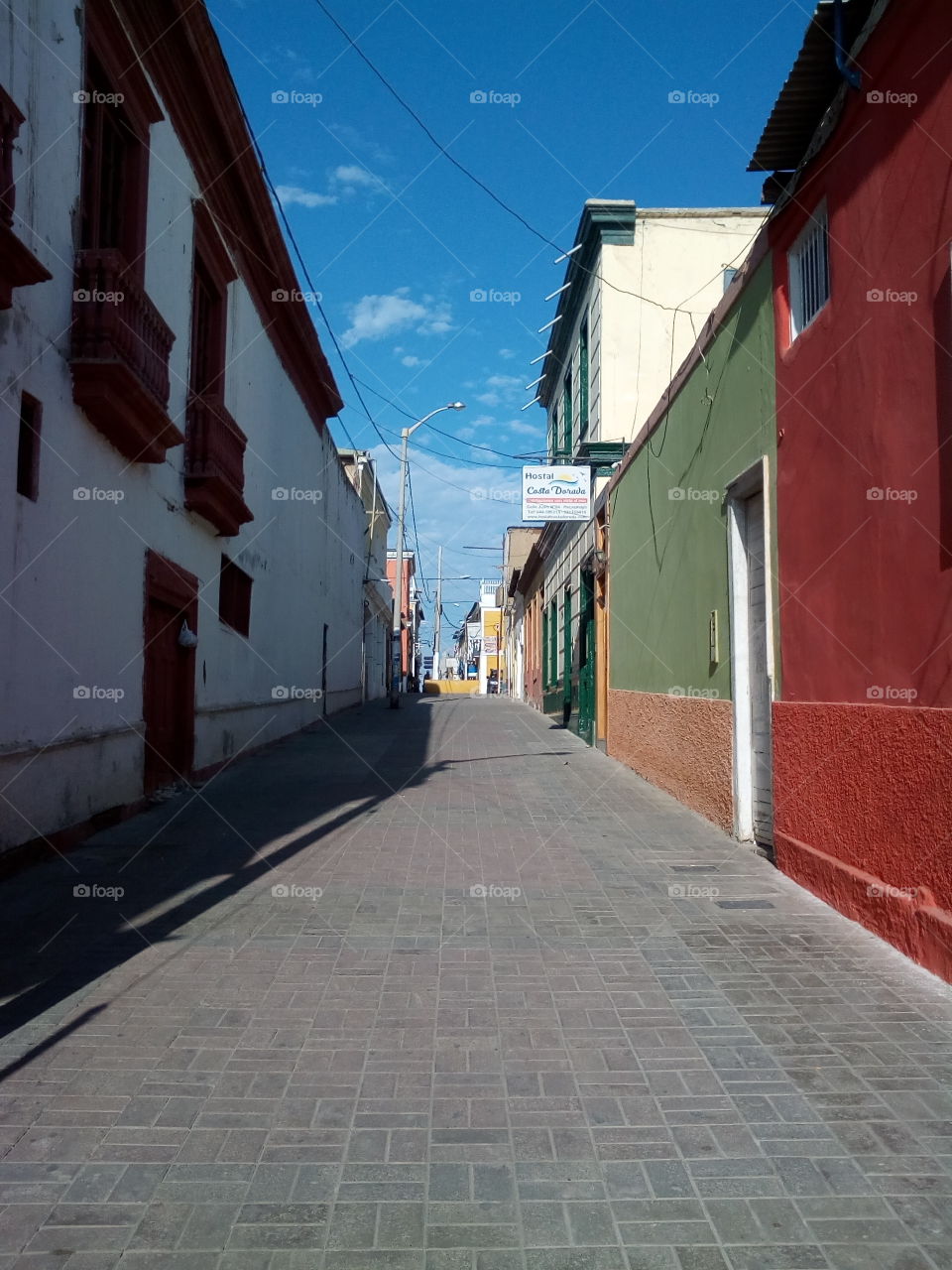 calle solitaria en pequeña ciudad