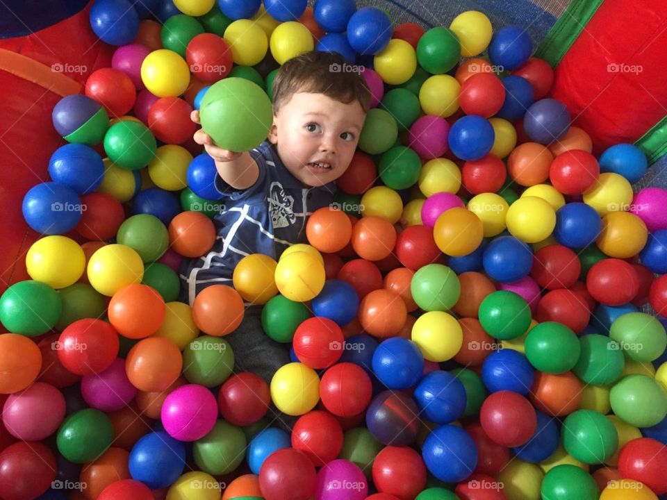 Quem gosta de brincar na piscina de bolinha, levanta a mão!!! Eu e o meu sobrinho Miguel!!!