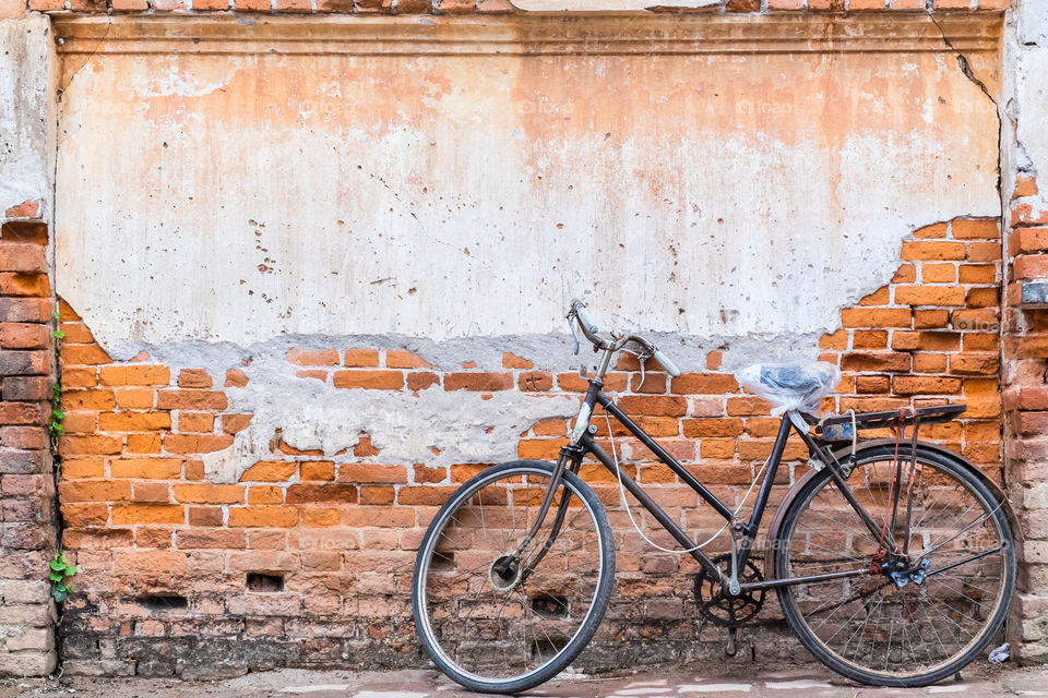 Vintage bicycle on the old brick wall