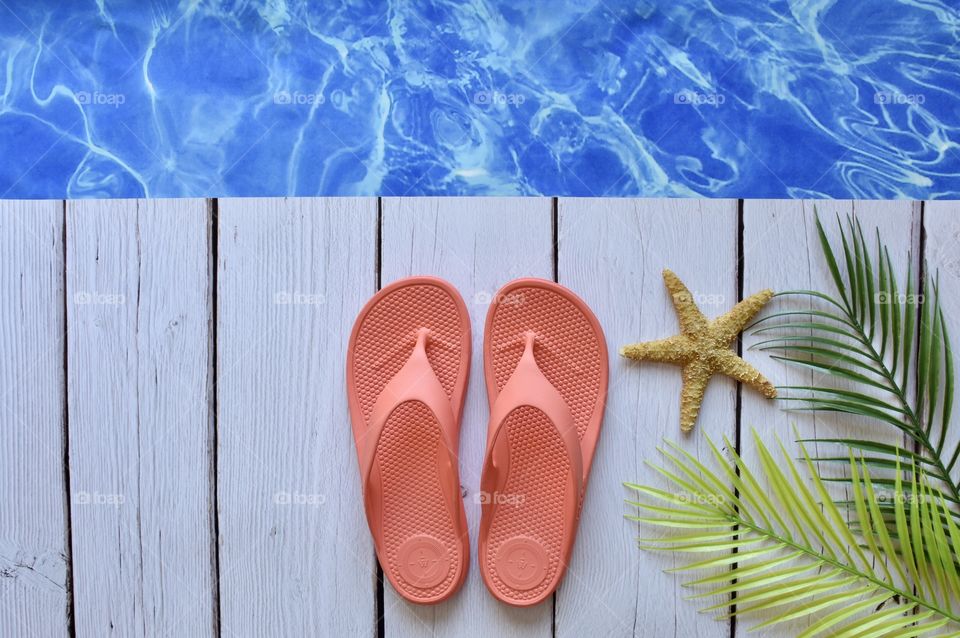 Totes flip flop sandals poolside 
