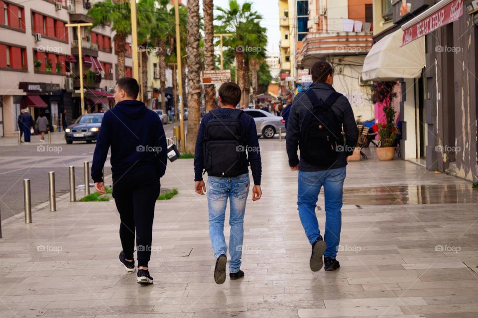 The guys are walking along the streets of Albaniya