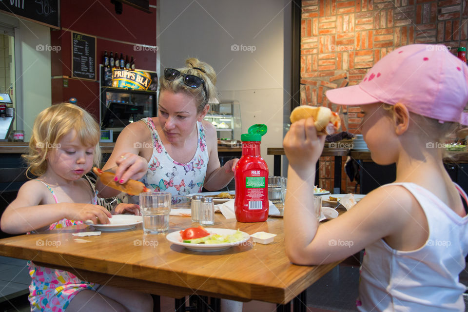 Mother and her young girls is eating lunch at mobilia malmö sweden.