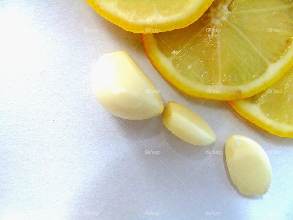 lemon and garlic cloves