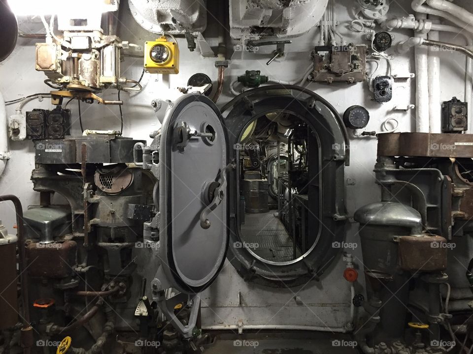 Submarine door 