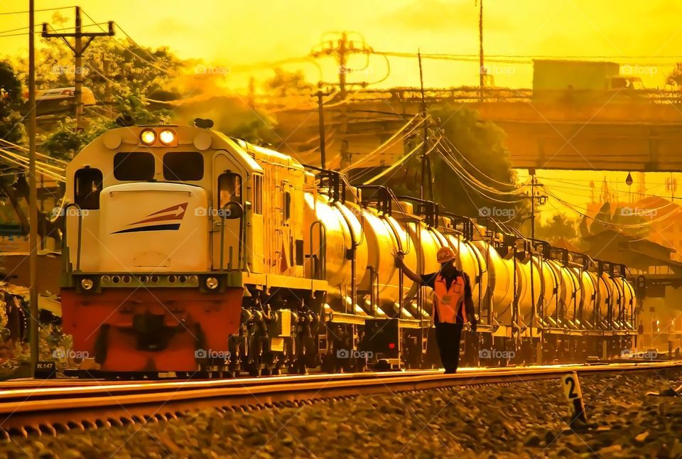 antara petugas rell dan masinis