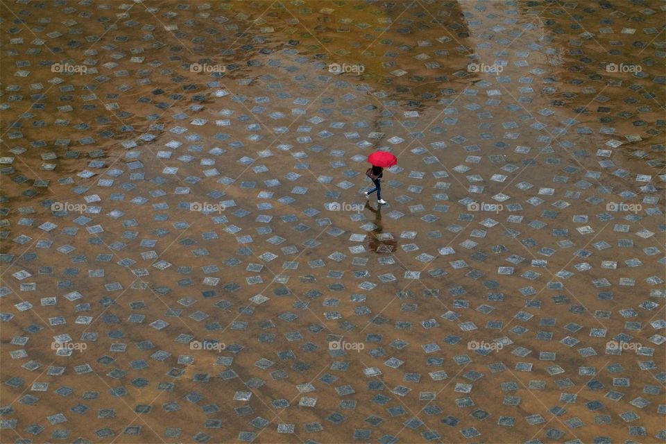 Mensch im Regen mit Regenschirm