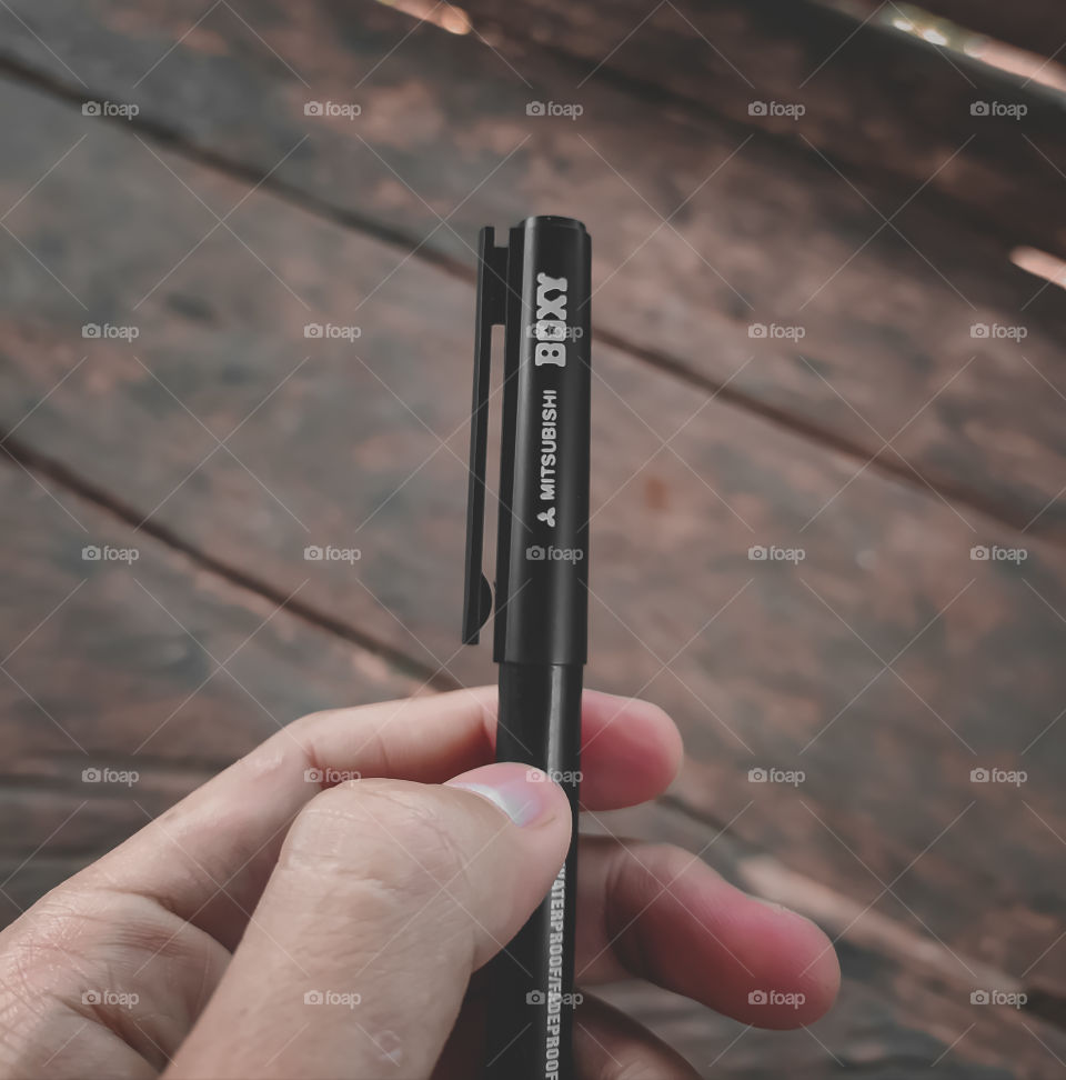 the pen from Mitsubishi boxi is black