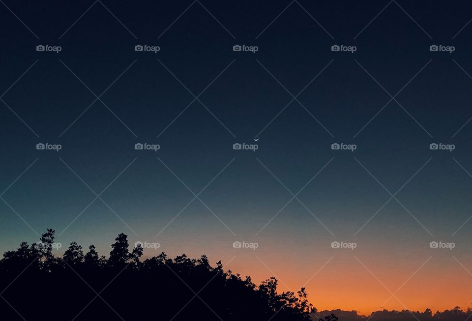 A beautiful capture when the moon and planet Venus met once again ✨ At first glance, I thought it was a star. However, I was mistaken. I'm still in awe to really have witnessed and captured it this time. 💛