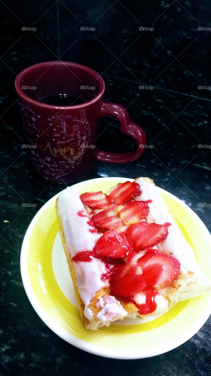 Café com folhado doce de morango