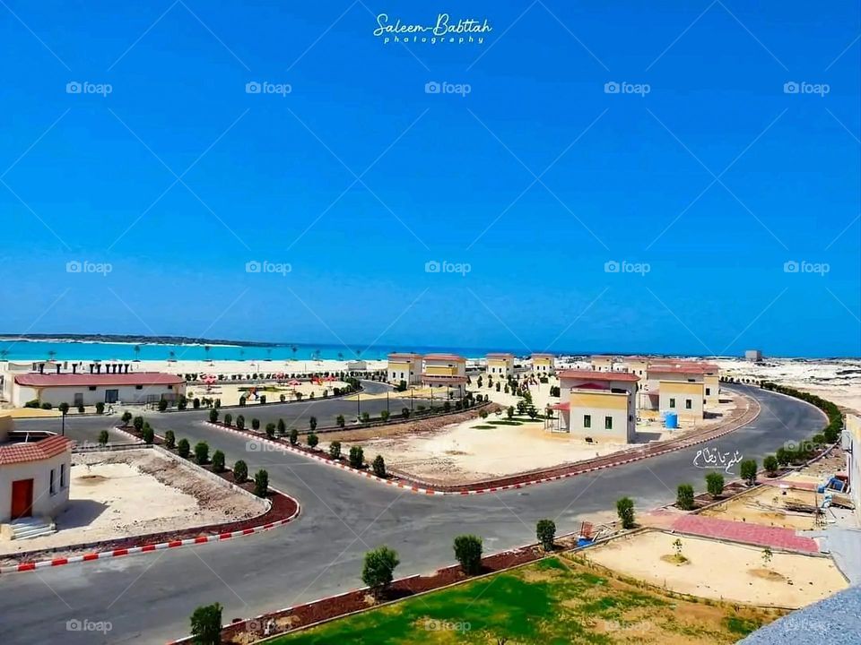 The image embodies a natural natural plate of the mountains of nature, where green agricultural stands are graded on the slopes as if they were lines of a poem, which fog harmoniously wrapped, and clouds hugged them in the mountain knife and the whis