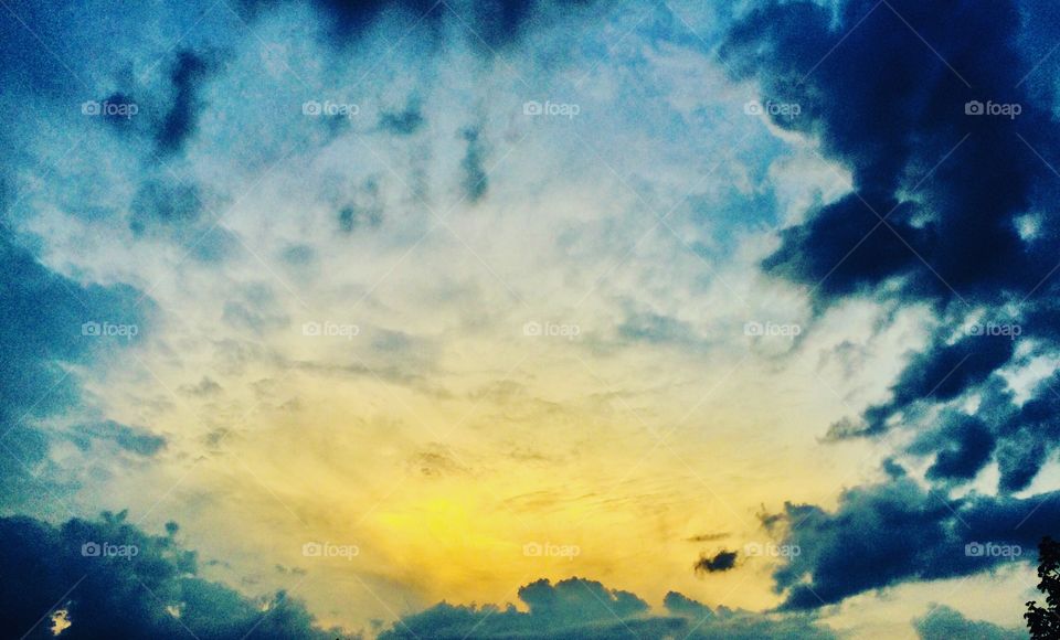Sunset sky photography, clouds circling above, sun in the sky 