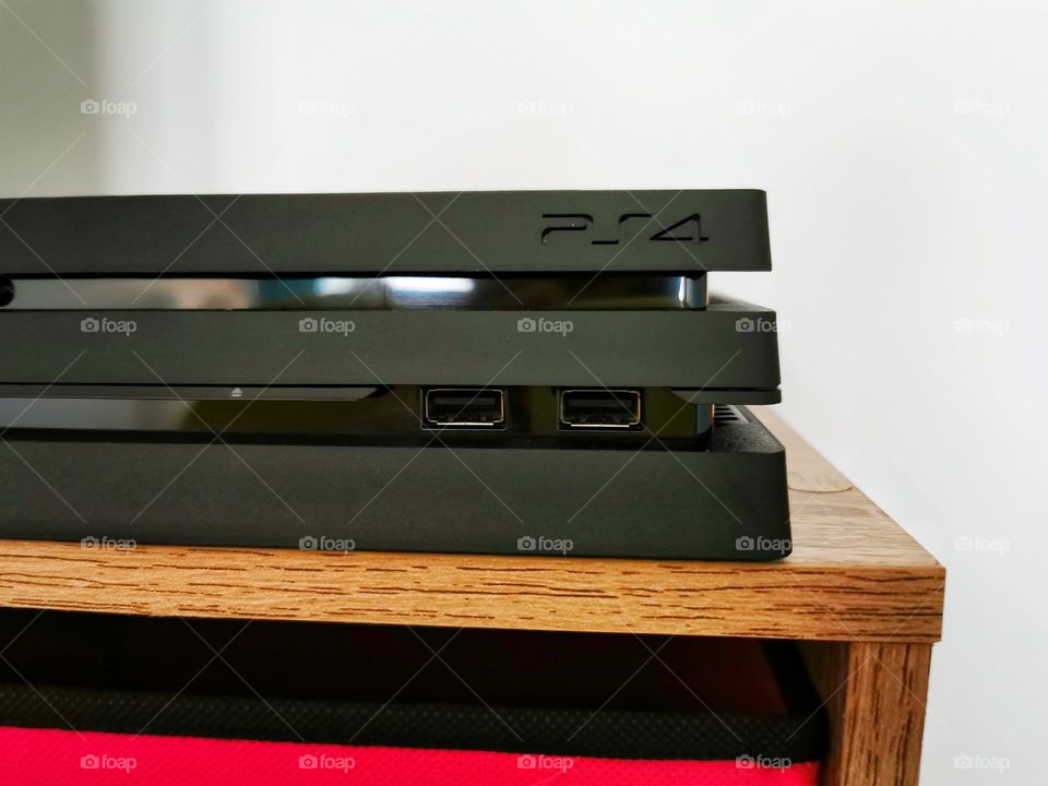 Foto de una PS4 PRO.