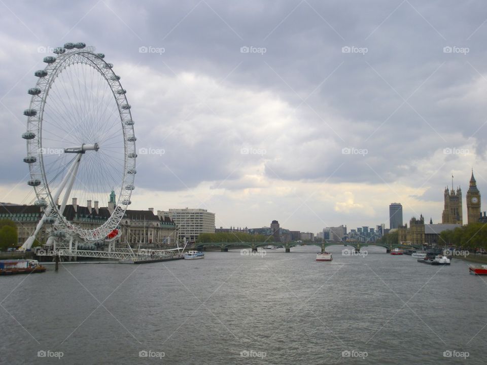 THE LONDON EYE ON THAMES RIVER LONDON, ENGLAND