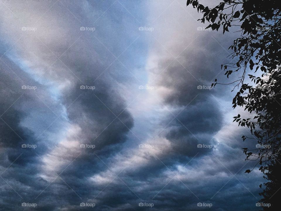 🌄🇺🇸 An extremely cloudy dawn in Jundiaí, interior of Brazil. Cheer the nature! / 🇧🇷 Um amanhecer extremamente nublado em Jundiaí, interior do Brasil. Viva a natureza! 