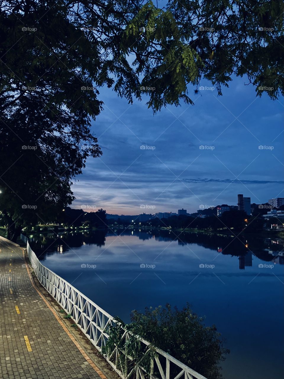 🇧🇷 Ainda no escuro, pegar a bicicleta e ir pedalar. Nesta ciclovia e junto à bonita paisagem, vale a pena.

🇺🇸 Still in the dark, get on the bike and go cycling.  On this bike path and next to the beautiful landscape, it is worth it.