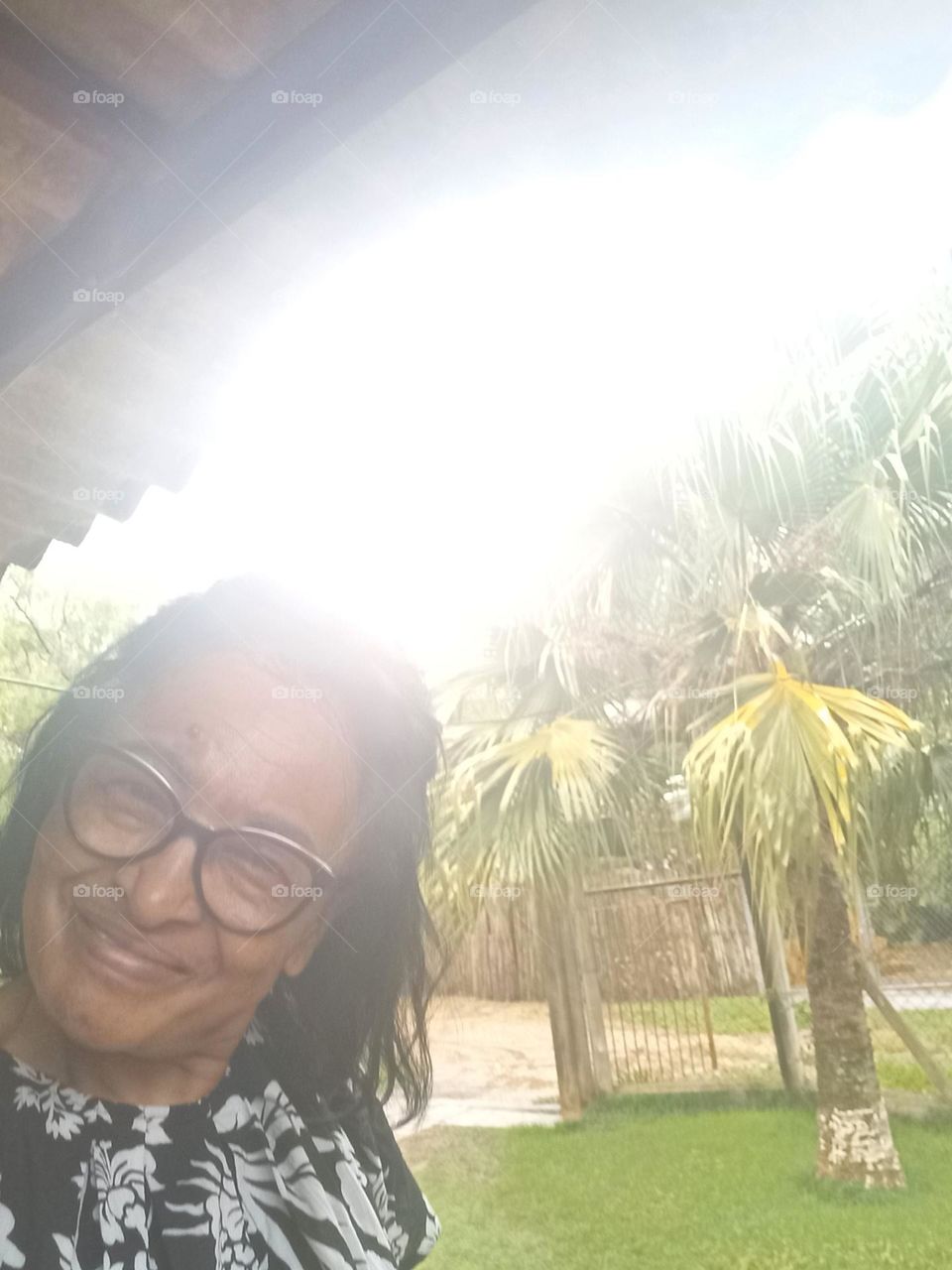 Senhora   feliz em uma tarde belíssima com raios  solares luminosos e radiantes