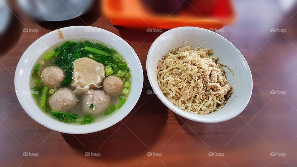 a bowl of meatball and a bowl of noodles, culinary food, good taste and delicious aroma, meatball made of beef, plus fresh vegetables, can eaten during the afternoon or evening, preferred by women,