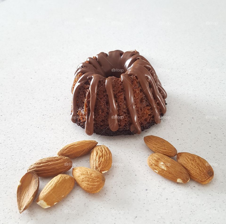 Mini chocolate cake with almonds