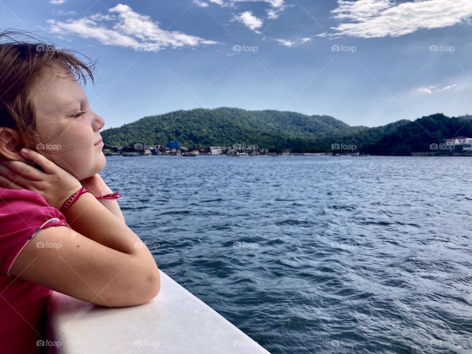 what would my youngest daughter be thinking, seeing the ocean? At 4 years old, I imagine that beautiful dreams… Refletindo e contemplando o mar infinito… o que minha filha caçula estaria pensando, ao ver o oceano? C/ 4 anos, imagino q lindos sonhos…