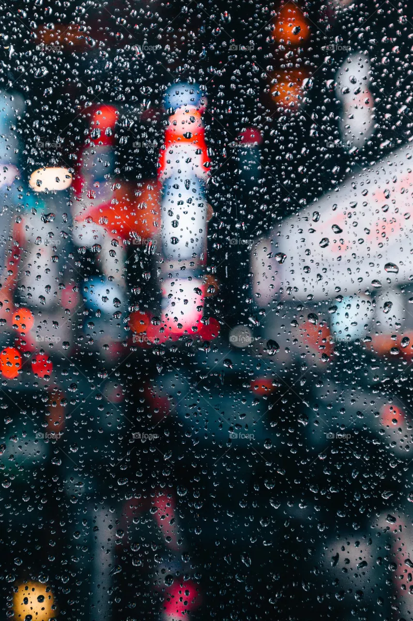 Las gotas de agua sobre el cristal