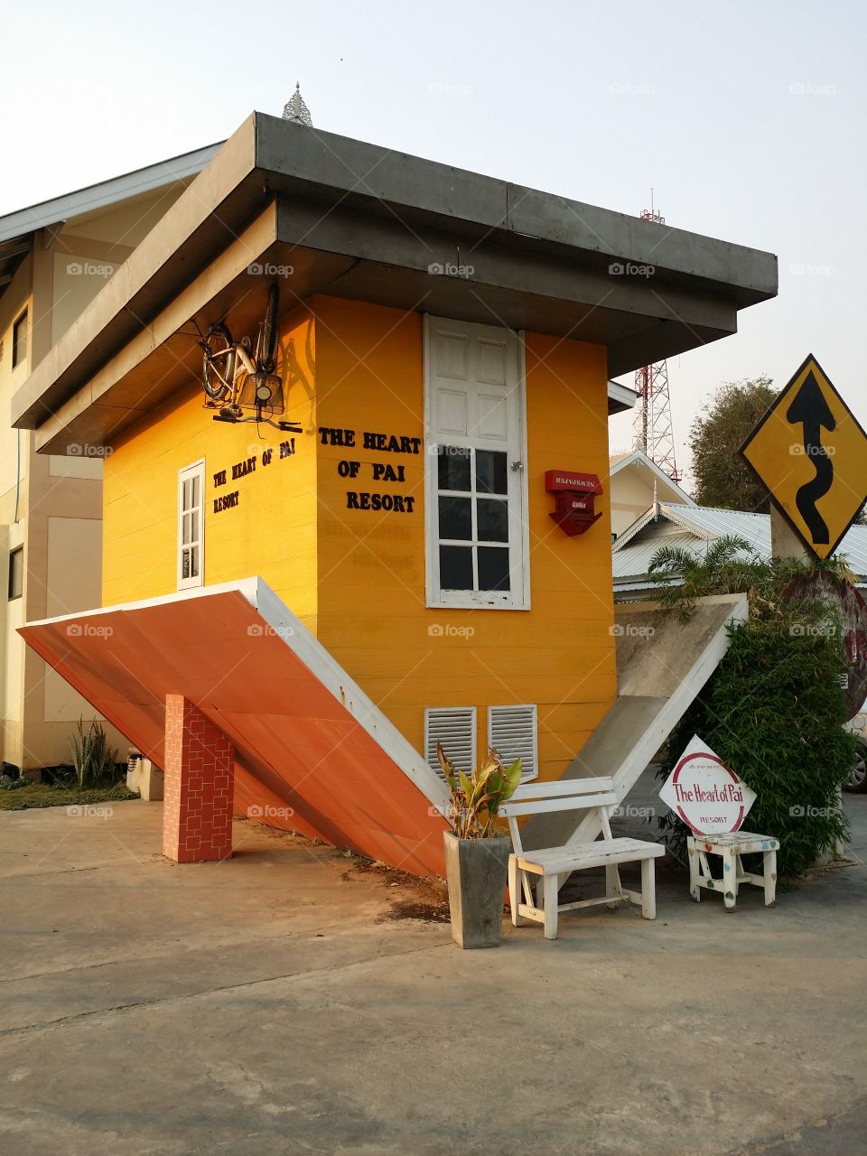 Yellow home.. Amazing yellow home.