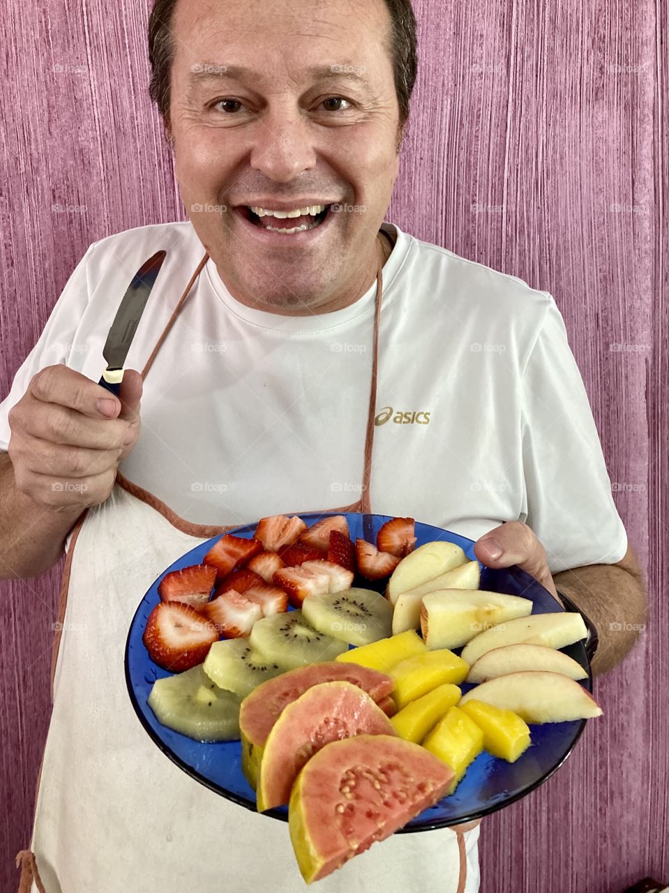 🇺🇸 Healthy time: who wants fruit? I just prepared these delicacies: apple, mango, guava, kiwi and strawberry. Alright sweet! / 🇧🇷 Hora saudável: quem quer frutas? Acabei de preparar essas delÃcias: maçã, manga, goiaba, kiwi e morango. Tudo bem doce!