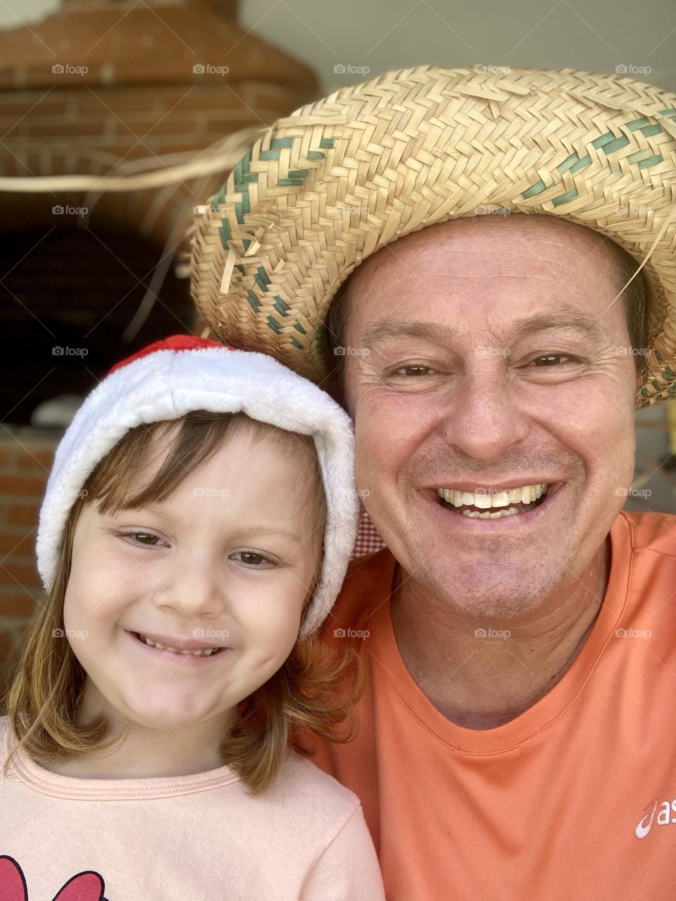 I try to be a cool dad! Here, me dressed as a redneck with my daughter Estela (from “Mamma Claus) / Eu procuro ser um pai legal! Aqui, eu vestido de caipira com minha filha Estela (de “Mamãe Noel)🤍