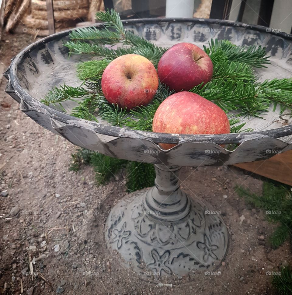 red apples in a bowl