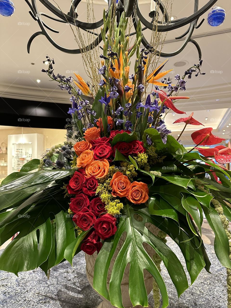 Focal flowers immediately attract your eye due to their size, color, or attractive features. These florals are the stars of the show and typically consist of a large bloom on a single stem