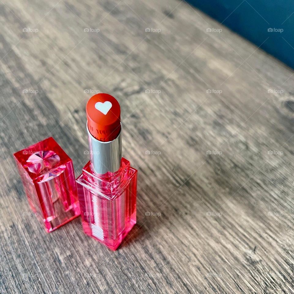 Korean bright red lipstick with cute details 