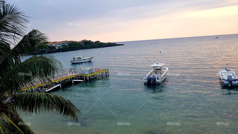 Blanco de 3 botes sobre las aguas cristalinas en la Isla de Utila. Islas la bahía en Honduras