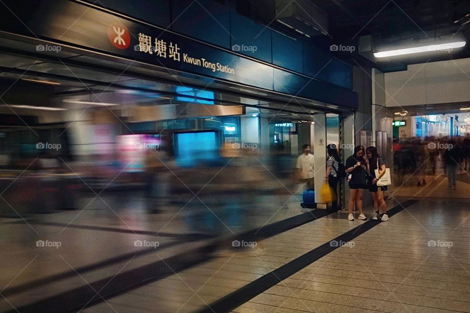 Using long exposure to shoot crowds, moving people become ghost afterimage 👻