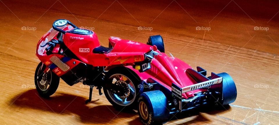 Miniatures: Ferrari Formula 1 car and Moto 750 racing.