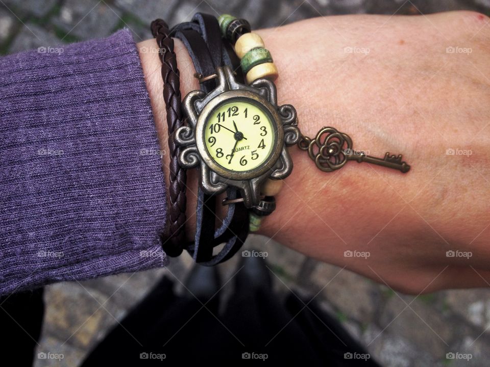 Looking at the wristwatch from my point of view. The accessory (bracelet + wristwatch) is from an artisanal fair in Chattanooga, Tennessee