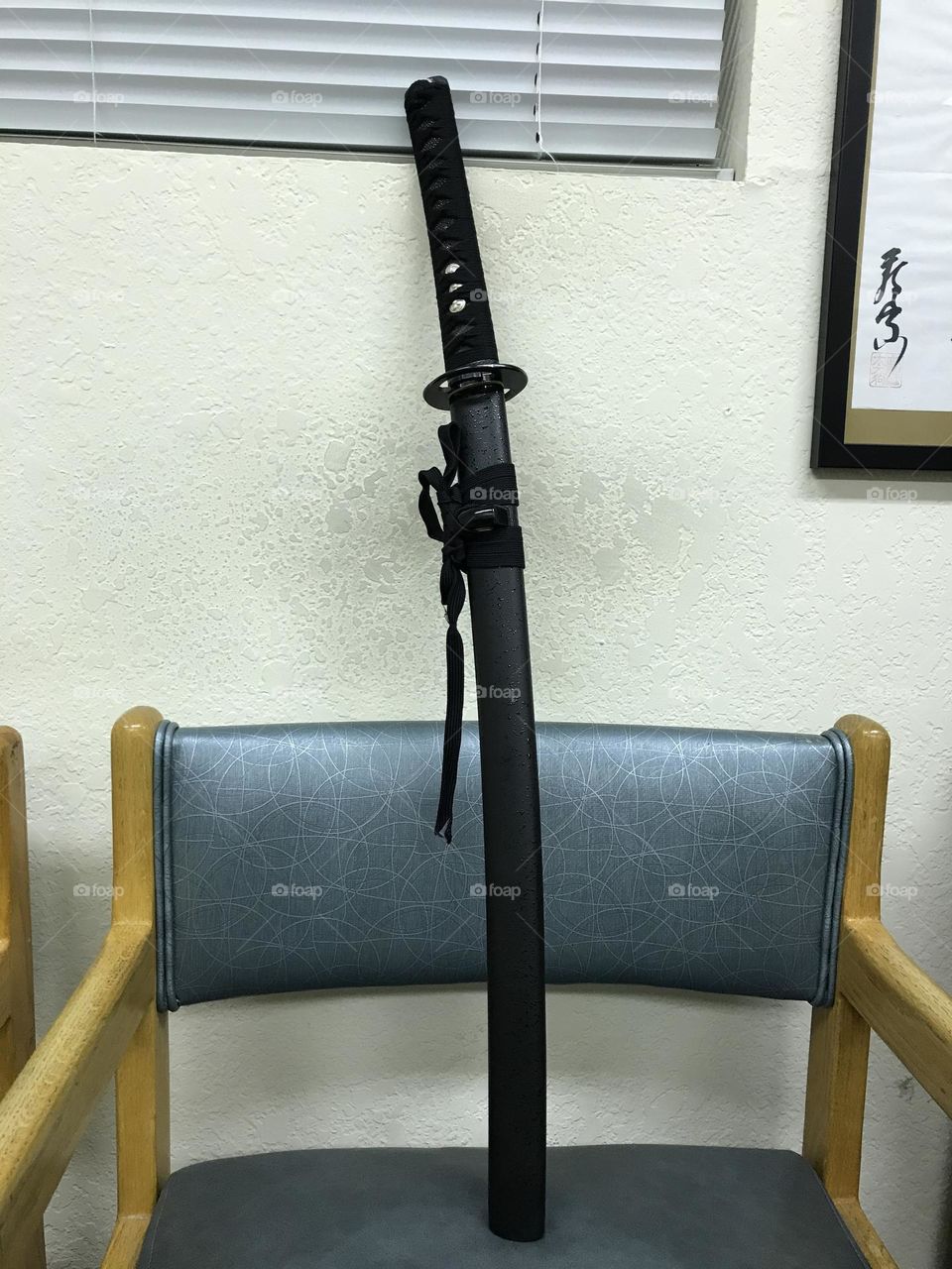 A shinobikodachi. This reproduction battlefield implement has a short blade concealed within its tsuka that acts as a saya. This blade is disclosed the moment the mere handle is removed.