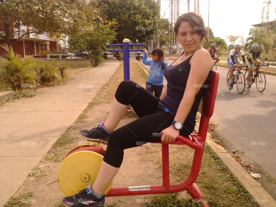 Chica ejercitándose