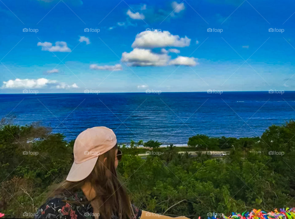 Girl wearing a cap, enjoys the view and the sea, in Porto Seguro beach, Bahia, Brazil
Garota usando boné, aprecia a vista e o mar, em praia de Porto Seguro, Bahia, Brasil