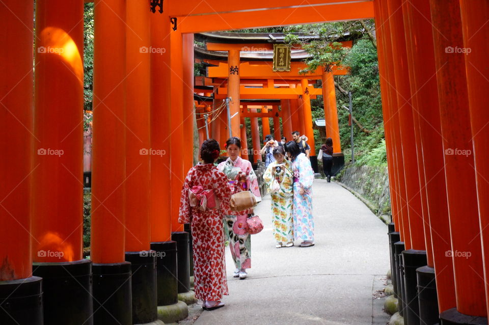 kimono girls visiting the shrine