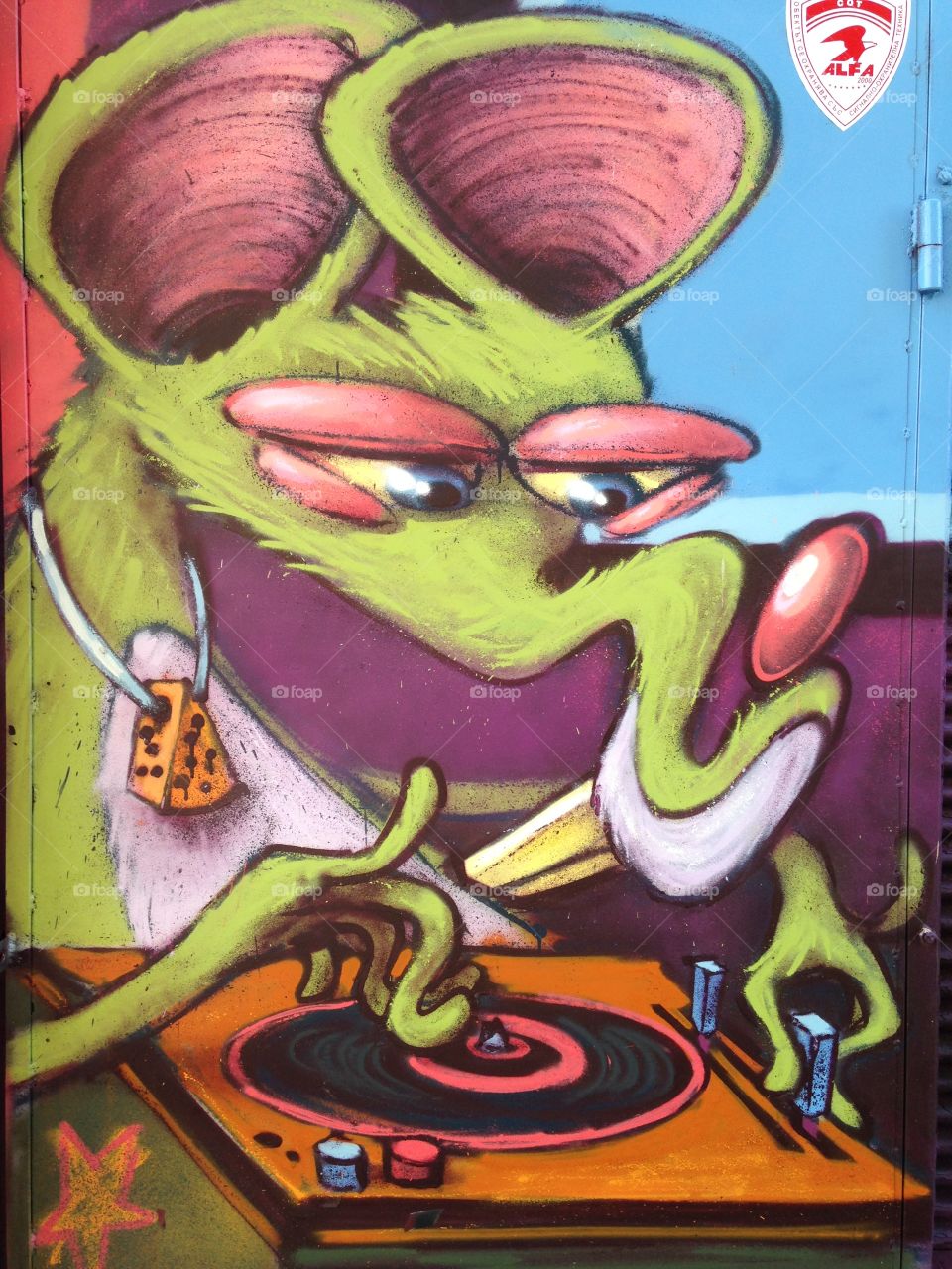 Street art mouse