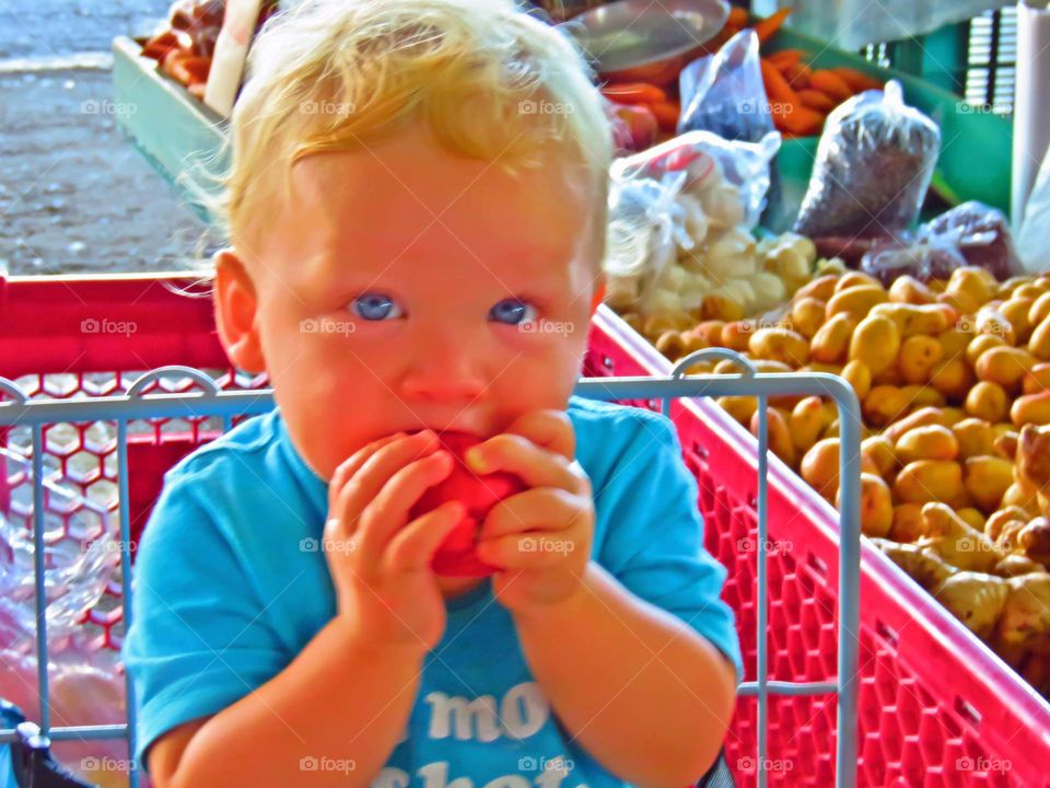 blue eyes eating fruit