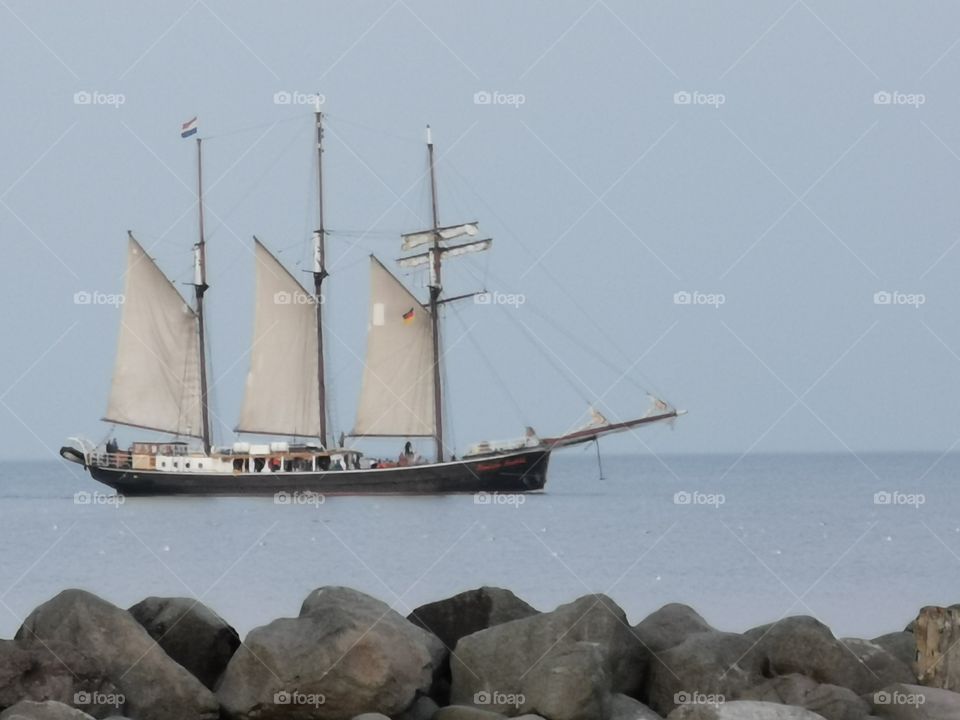 Dreimaster segelt zum Hafen