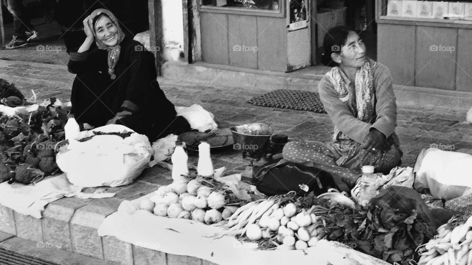 Lovely ladies in Ladhak chatting with some chaps...