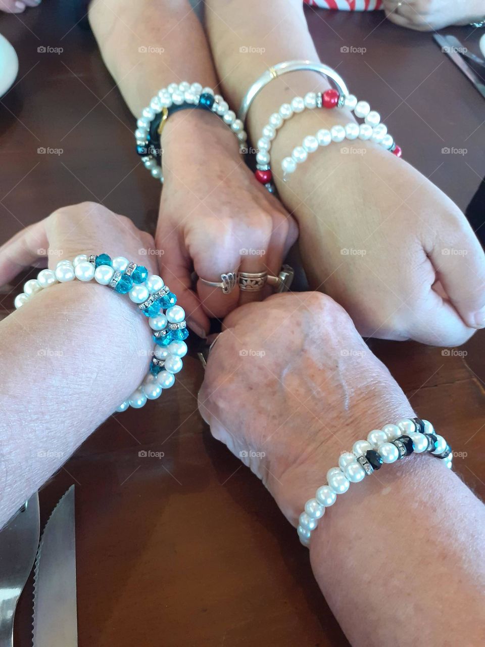 unidas con pulseras de colores