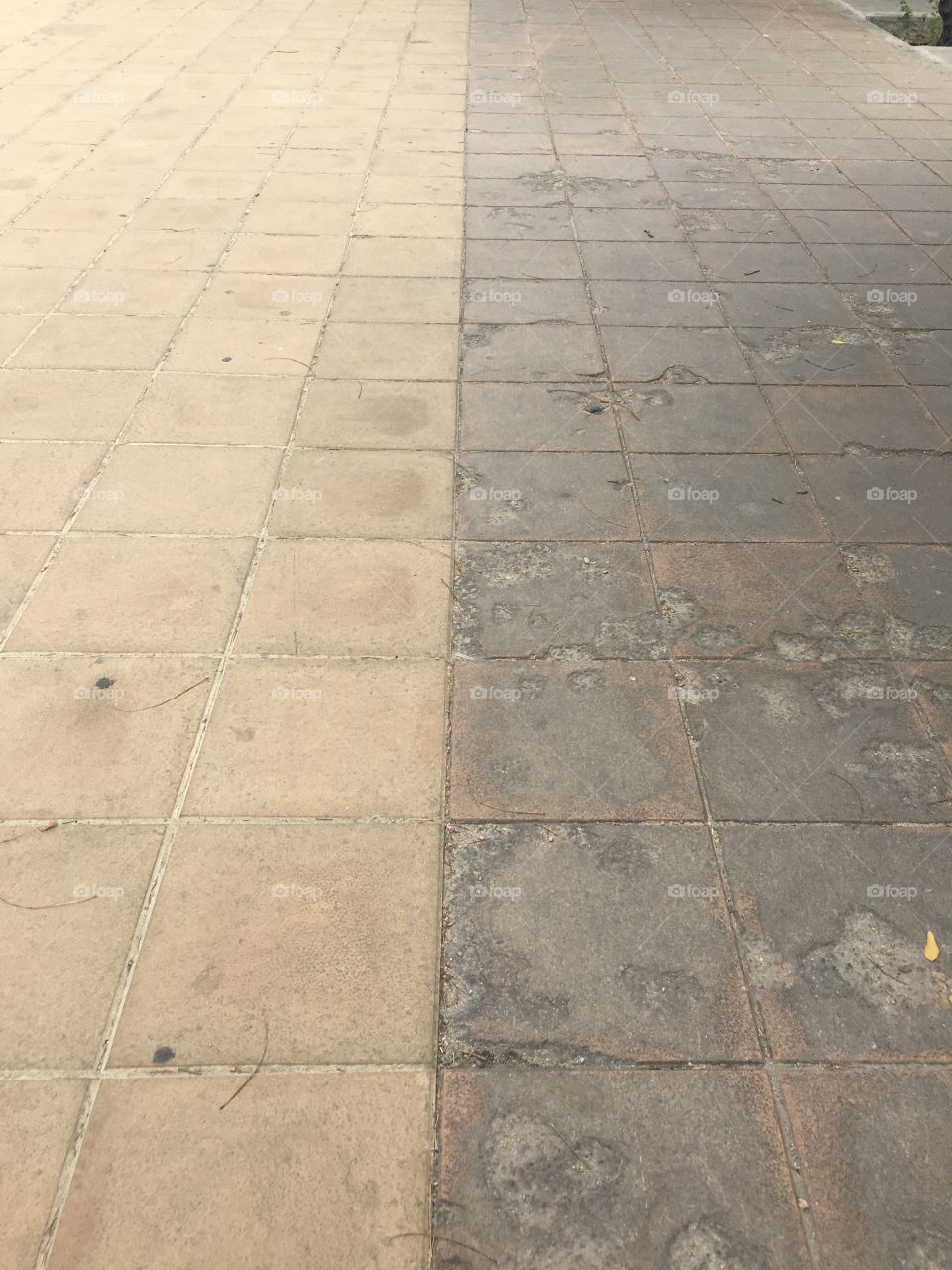 The old with the new, in this sidewalk the brownish dark tiles lay side by side with the new tiles that replaced the old ones. Next to each other you can see the difference between the weathered tiles and the new ones and their colors pop.